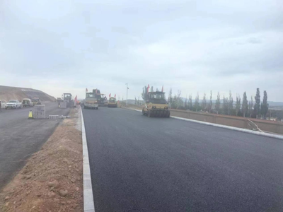鼓足干勁 乘勢而進(jìn)--S29呼和浩特至涼城高速公路項(xiàng)目開始瀝青路面鋪筑