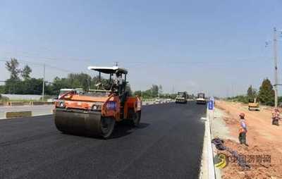 新洲陽(yáng)大公路工程開(kāi)始攤鋪瀝青,年底可達(dá)到主線通車(chē)目標(biāo)