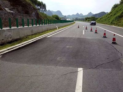 水泥路面更結(jié)實(shí),成本還低,為何高速公路卻喜歡用瀝青路面呢?