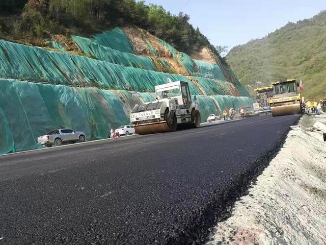 國道324線安龍公路管理段實(shí)施瀝青路面修復(fù)養(yǎng)護(hù)工程 讓群.