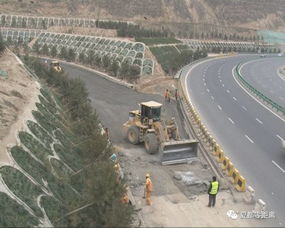 進(jìn)展 西塔高速改擴(kuò)建項(xiàng)目開(kāi)始路面鋪筑