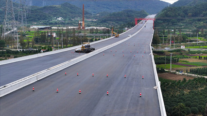 寧波舟山港六橫公路大橋一期工程主線瀝青路面鋪設(shè)完成