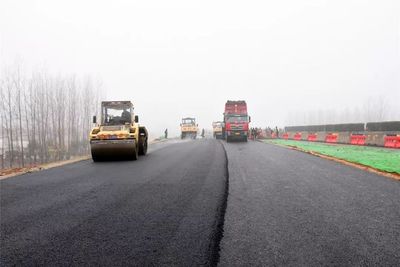 水泥路面更結(jié)實(shí),成本還低,為何高速公路卻喜歡用瀝青路面呢?