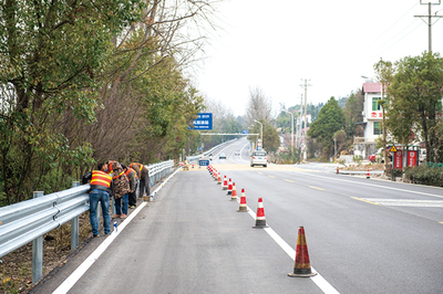 G319瀏大公路路面大修工程復工保暢通