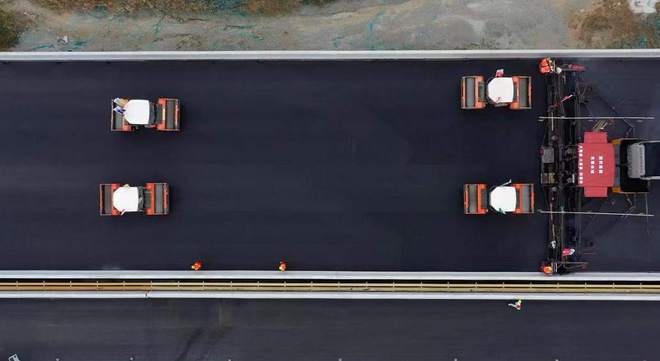 武大高速公路首個主線路面標段貫通