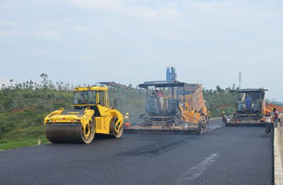 平文高速公路瀝青路面試驗(yàn)段順利通過驗(yàn)收，中鐵二十三局三公司穩(wěn)步推進(jìn)路橋附屬工程
